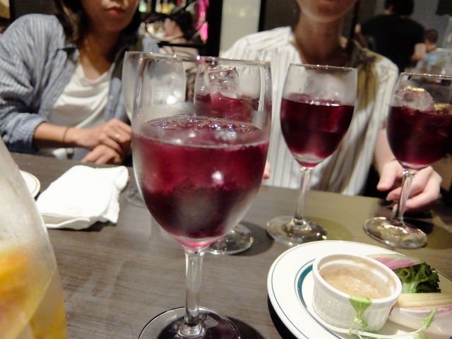 ワイングラスと女性