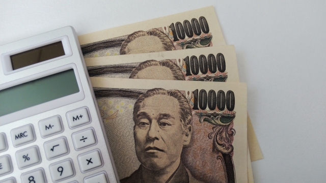 1万円札と白い電卓